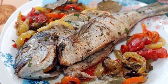 Готовая рыба дорадо с овощами