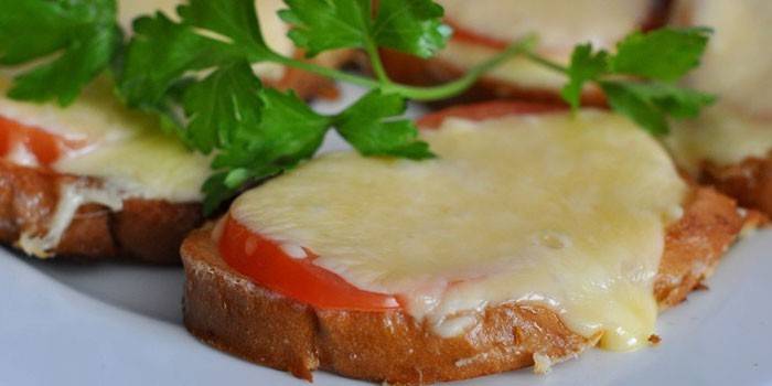 Бутерброды с сыром и помидорами