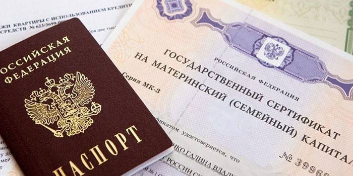 Паспорт гражданина и свидетельство на материнский капитал