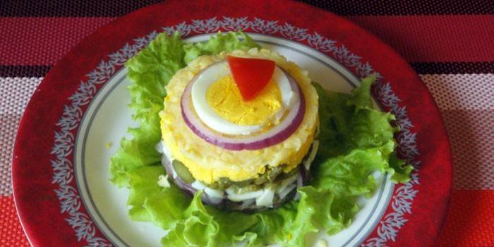 Слоеный салат на тарелке