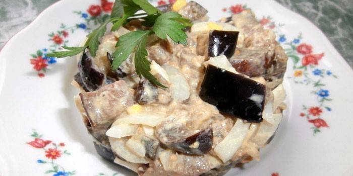 Салат с баклажанами и маринованным луком