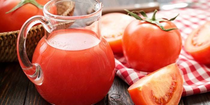 Томатный сок в кувшине и помидоре