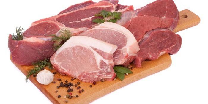 Свиное мясо на разделочной доске со специями