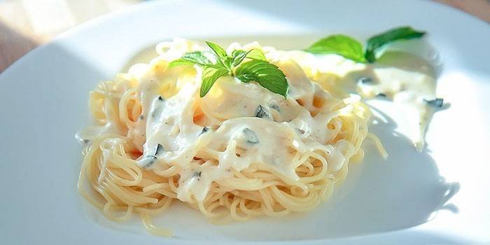 Спагетти c сырным соусом