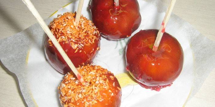 Карамелизированные яблочки на палочке