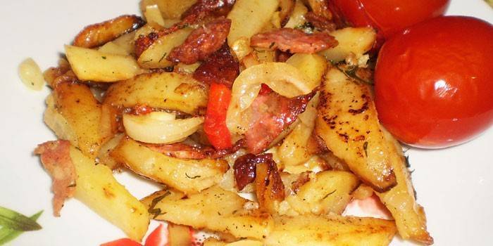 Картофель с колбасой и луком жареный на сковороде