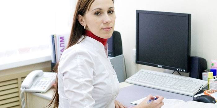 Женщина-врач на рабочем месте