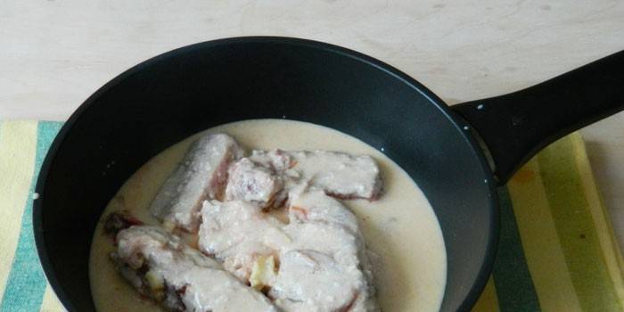 Свиные ребра в сливочном соусе в сковороде