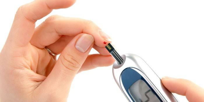 Измерение уровня сахара в крови глюкометром