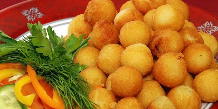 Жареные картофельные шарики с начинкой из грибов