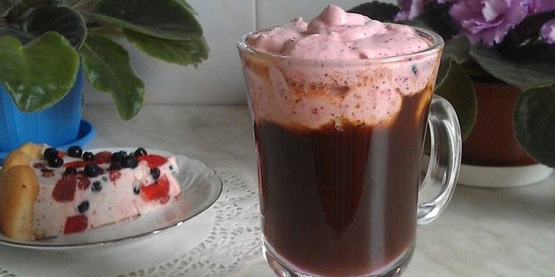 Кофе с мороженым и ягодами