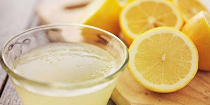 Половинки лимона и лимонный сок 