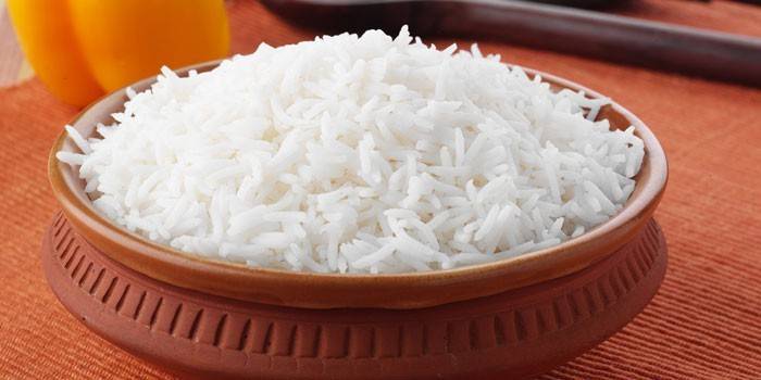 Вареный рис в тарелке