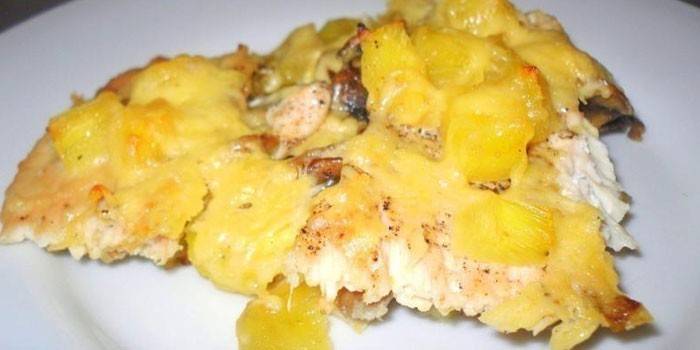 Кусок курицы с картофелем, ананасами и сыром