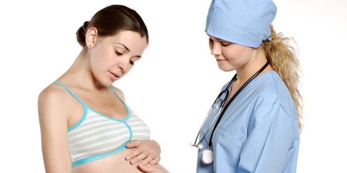 Беременная женщина и медработник
