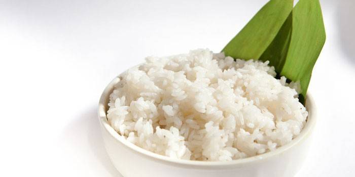 Отварной рис в тарелке