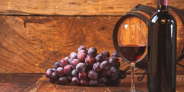 Бутылка вина и виноград