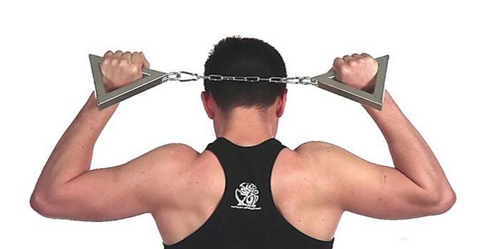Мужчина выполняет изометрическое упражнение для мышц спины