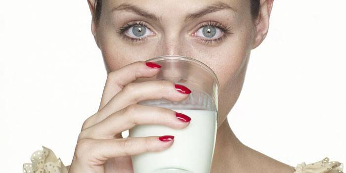 Девушка пьет молоко из стакана