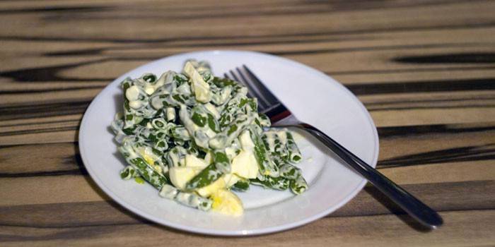 Салат из зеленой стручковой фасоли с яйцом на тарелке