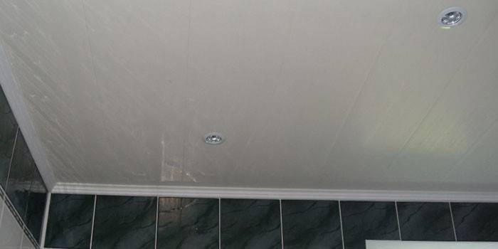 Потолок из ПВХ панелей смонтированный в ванной комнате