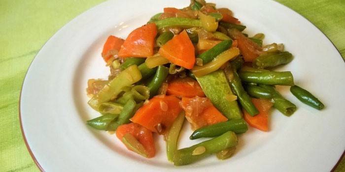 Тушеные овощи на тарелке