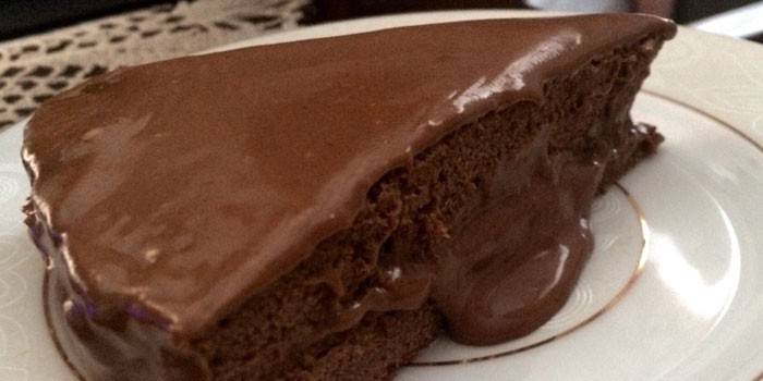 Кусочек шоколадного пирога с заварным кремом