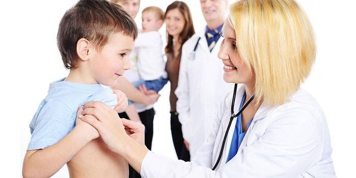 Медик осматривает ребенка