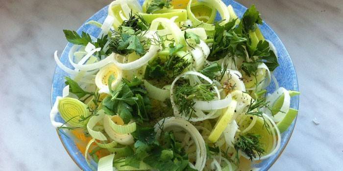 Салат из разных сортов лука