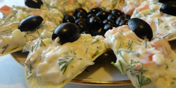 Закуска из салата с маслинами на чипсах Принглс