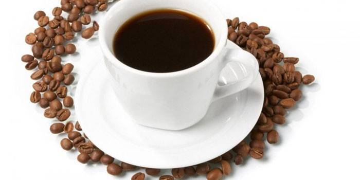 Чашка кофе и зерна