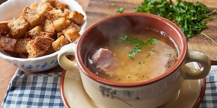 Суп на свином бульоне с копченым мясом и горохом