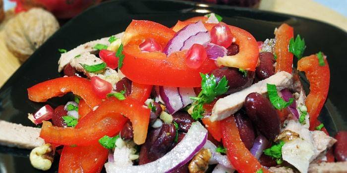 Салат по-тбилисски с курицей, помидорами и луком