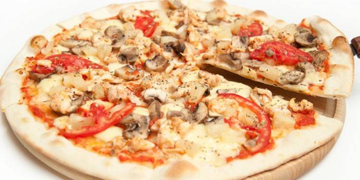 Пицца с помидорами, грибами и куриным мясом