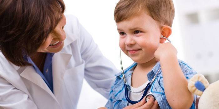Врач дает ребенку послушать сердцебиение через фонендоскоп