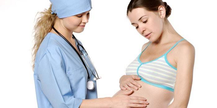 Медработник и беременная женщина