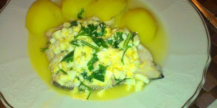 Стейк рыбы по-польски с вареными яйцами
