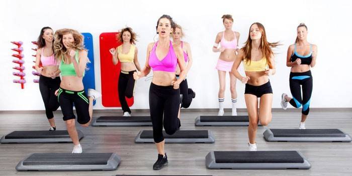 Девушки на групповом занятии фитнесом
