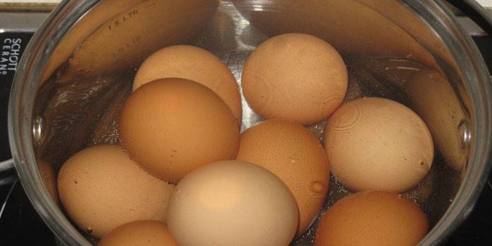 Яйца в кастрюле на плите