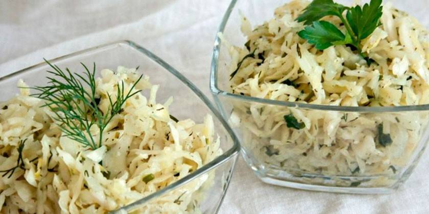 Салат с квашеной капусты и селедкой