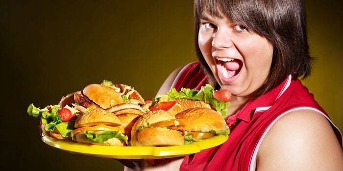 Женщина держит поднос с гамбургерами