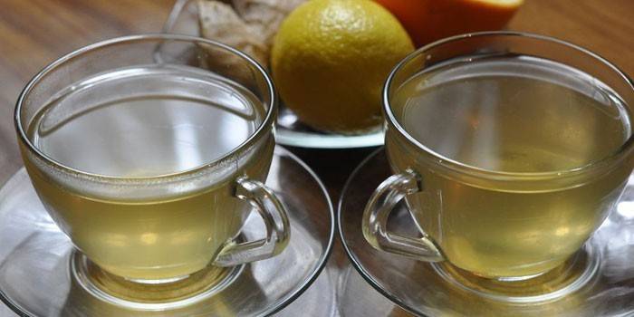 Две чашки зеленого чая с имбирем и апельсином