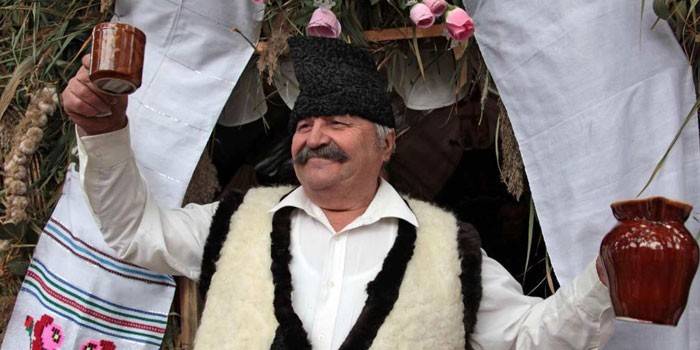 Пожилой мужчина в национальном молдавском костюме