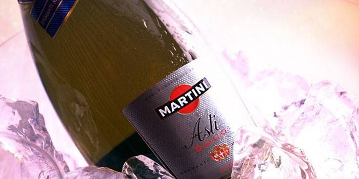 Игристое вино Мартини Асти