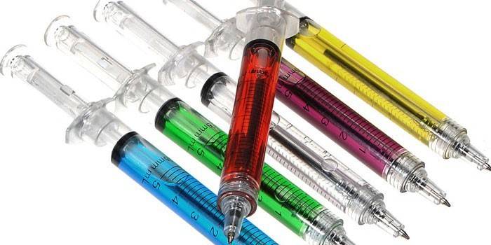Шприц-ручка с жидкостями разного цвета