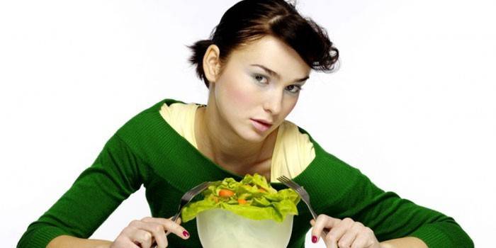 Девушка с тарелкой салата