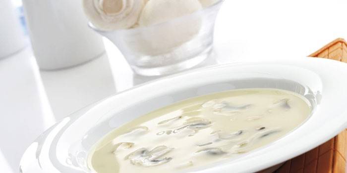 Тарелка крем-супа из шампиньонов со сливками