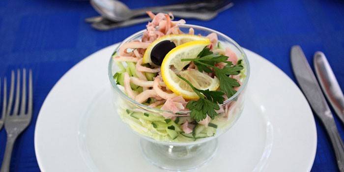 Креманка с салатом-коктейлем из кальмаров