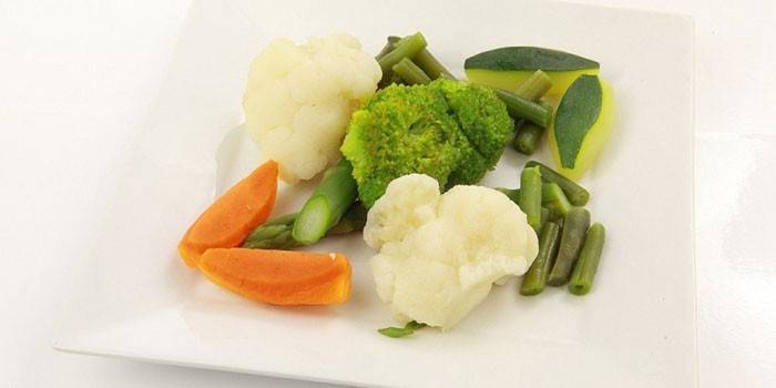Вареные овощи на тарелке
