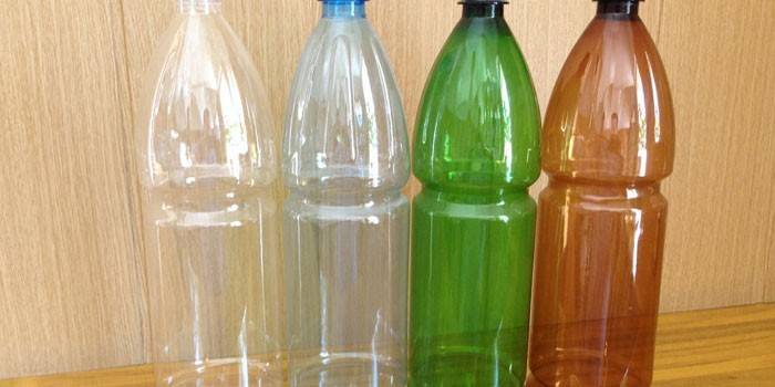 Разноцветные пластиковые бутылки